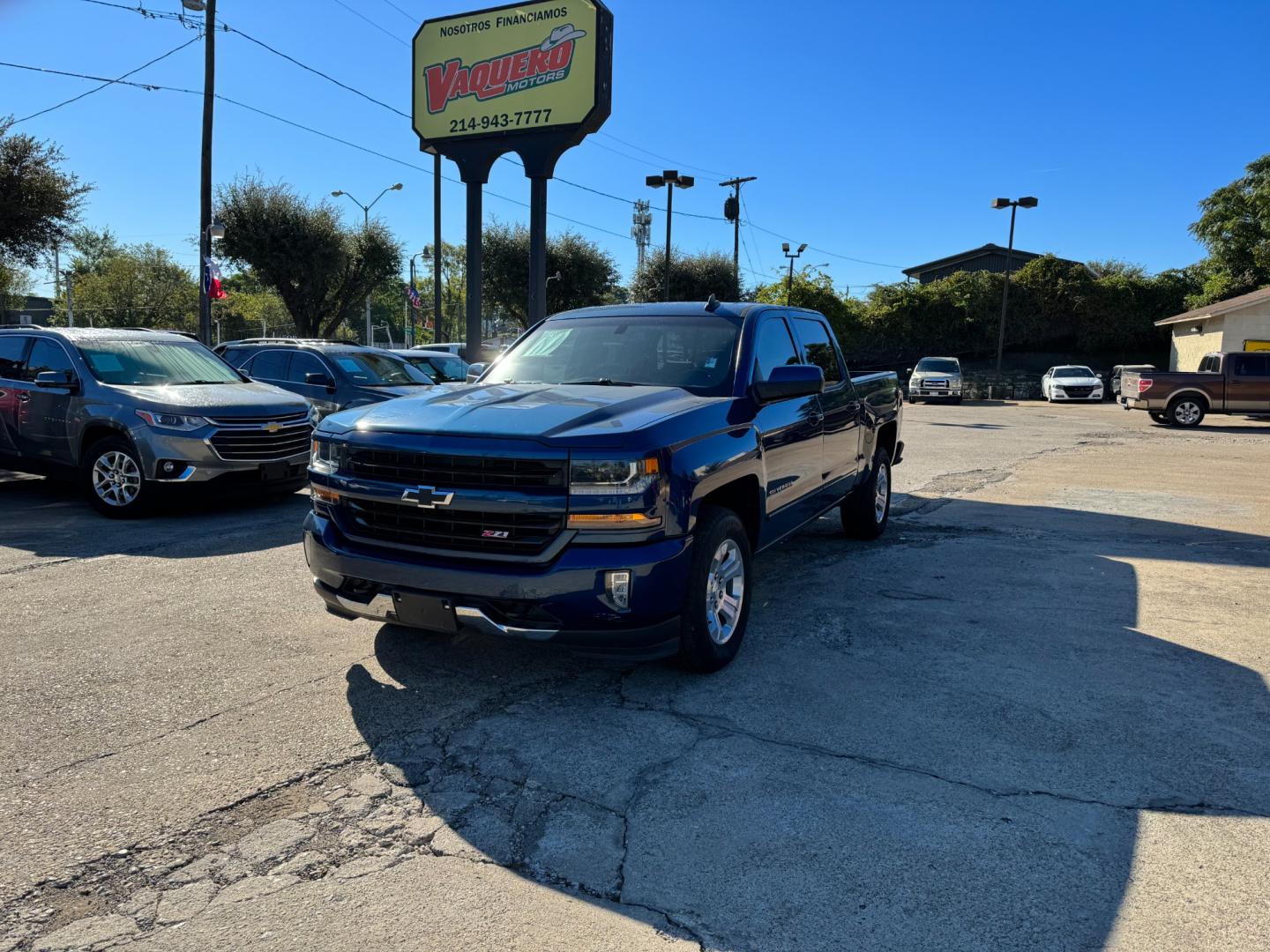 2017 Chevrolet Silverado 1500 LT Crew Cab 4WD (3GCUKREC7HG) with an 5.3L V8 OHV 16V engine, 6A transmission, located at 945 E. Jefferson Blvd, Dallas, TX, 75203, (214) 943-7777, 32.752514, -96.811630 - Photo#0